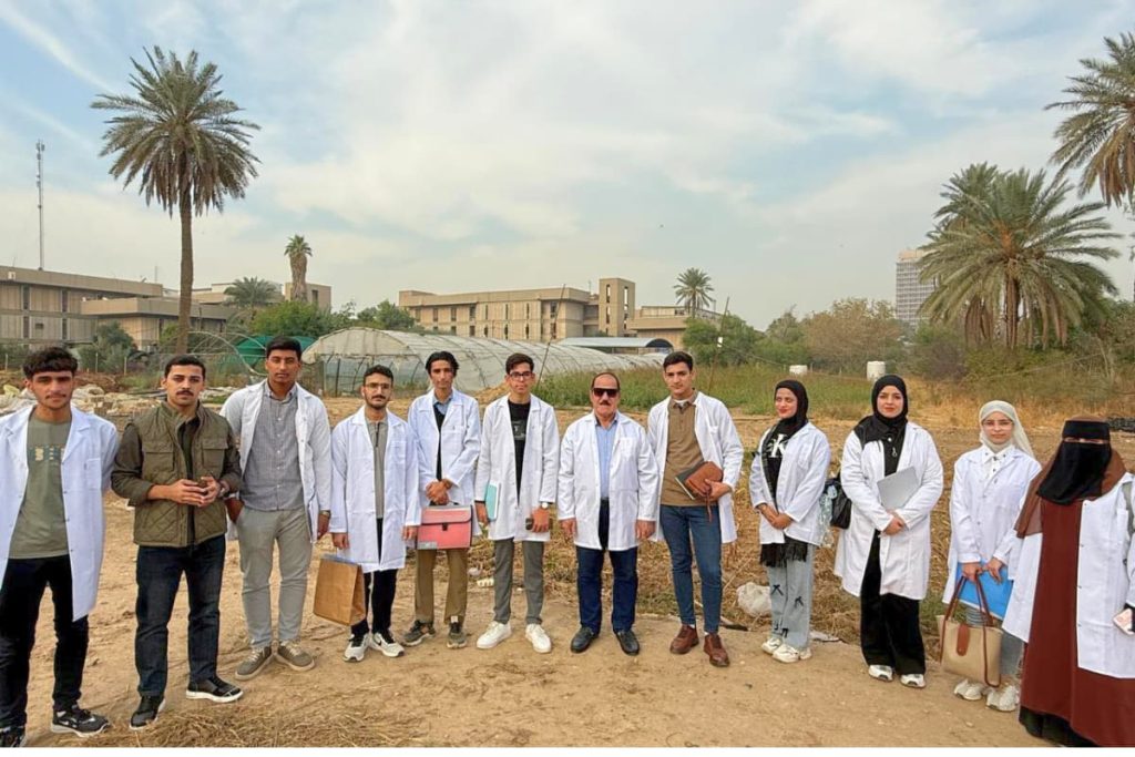 درس عملي لطلبة قسم المحاصيل الحقلية في كلية علوم الهندسة الزراعية